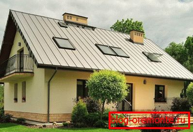 Maison avec toit de dvukhskatnoy