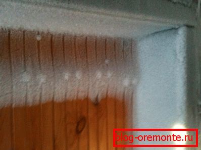 Givre à l'intérieur de la porte condensat sur la porte d'entrée