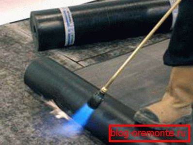 Soudage de rouleaux de bitume à l'aide d'un brûleur à gaz