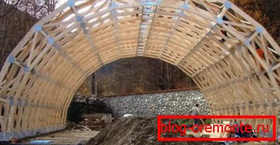 Toit cintré à ossature en bois