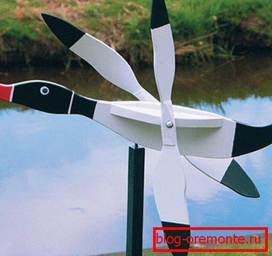 Moulin à vent fait maison en forme de canard volant en bois