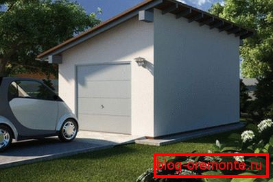 Garage avec un toit en pente