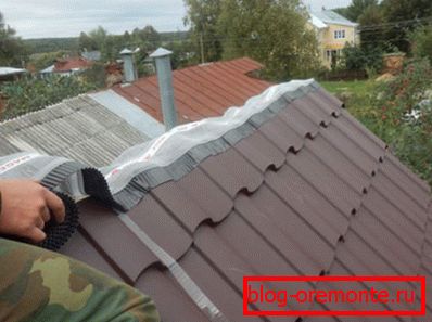 Installation d'un ruban de ventilation et d'aérateurs sur le toit en crête