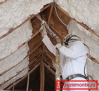 Pulvériser de la mousse de polyuréthane sur la pente du toit
