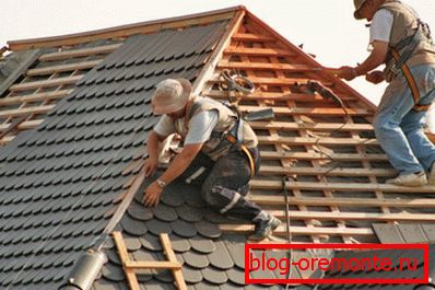 Installation de tuiles souples sur le toit en pente