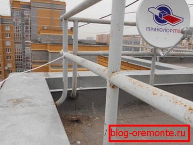 Installation sur la clôture de toit