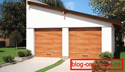 Garage avec un toit en pente