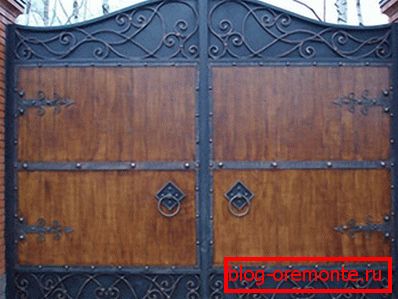 Portes en bois avec forgeage