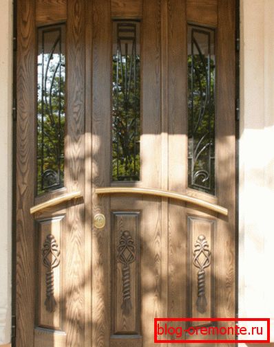 Coupez, imitant le bois, sur une porte en métal vitré