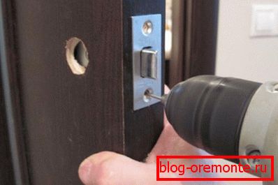 Comment insérer une serrure dans la porte intérieure: le processus
