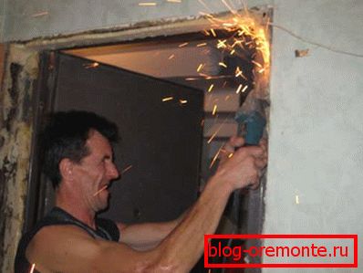 Couper les attaches de boîte en métal
