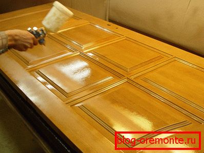 Revêtement de porte vernis