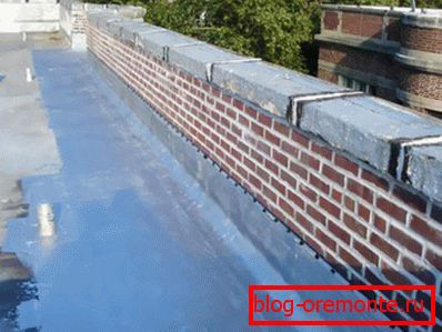 Parapet sur le gratte-ciel à toit plat