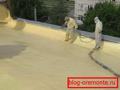 Remplir le toit plat avec de la mousse de polyuréthane