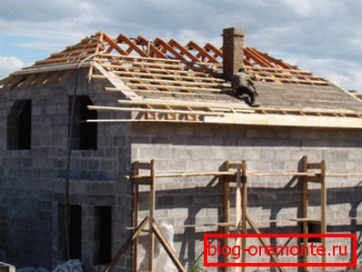 Construction d'un toit en demi-gumbo