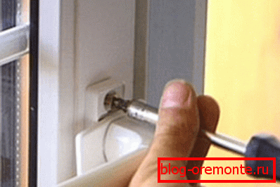 Remplacement de la poignée sur la porte en plastique réparation de portes en plastique