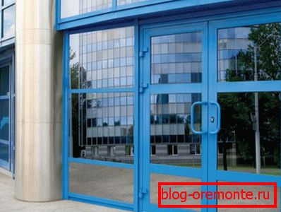 Installation de portes en aluminium selon GOST