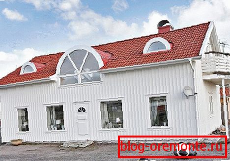 Revêtement blanc avec des carreaux rouges