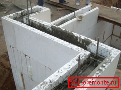Bétonnage avec un coffrage en mousse Bétonnage avec un coffrage en mousse