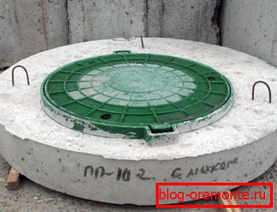 Couverture en béton avec trappe en plastique. Couverture en béton avec trappe en plastique.