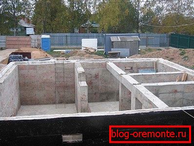 Fondation en béton avec un socle en fonte sous le bloc de mousse Fondation en béton avec un socle en fonte sous le bloc de mousse