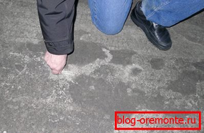Le sol en béton est constamment recouvert d'une couche de poussière. Le sol en béton est constamment recouvert d'une couche de poussière.