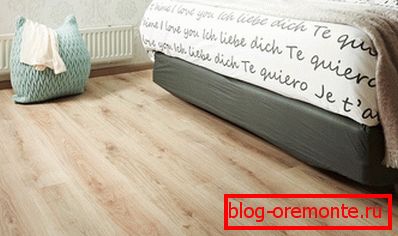 Le stratifié beige se marie bien avec les meubles gris