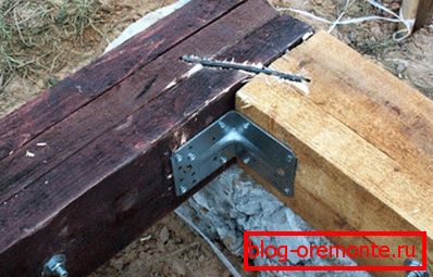 Le bois pour la base est préférable d'utiliser le projet. Peu importe sa couleur, sa structure et la présence de noeuds Le bois pour la base est préférable d'utiliser le projet. Peu importe sa couleur, sa structure et la présence de noeuds