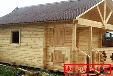 Les maisons en forme de barres peuvent être installées sur pilotis et la construction des blocs nécessite une fondation solide ou la présence d'un grillage