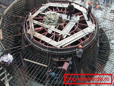 Il y a des cas où la structure entière est essentiellement une structure en béton sur un cadre en métal Il y a des cas où la structure entière est essentiellement une structure en béton sur un cadre en métal
