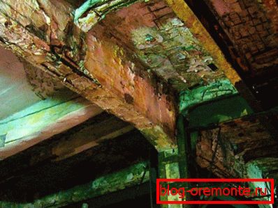 Nous devons souvent faire face à des bâtiments d’urgence et délabrés, comme le montre la photo. Nous devons souvent faire face à des bâtiments d’urgence et délabrés, comme le montre la photo.