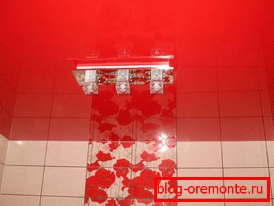 La couleur du plafond correspond aux détails décoratifs de la décoration murale. La couleur du plafond correspond aux détails décoratifs de la décoration murale.