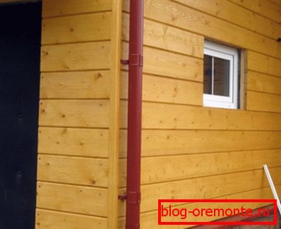 Même un simple jeu de planches et d'éléments en forme rend la maison propre et élégante. Même un simple jeu de planches et d'éléments en forme rend la maison propre et élégante.