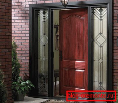 Une porte en bois à l'entrée est une excellente option pour une maison privée Une porte en bois à l'entrée est une excellente option pour une maison privée