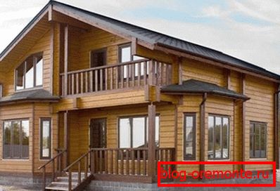 Avec une maison en bois, il est facile de se démarquer - il suffit de trouver une combinaison de couleurs agréable pour les yeux. Avec une maison en bois, il est facile de se démarquer - il suffit de trouver une combinaison de couleurs agréable pour les yeux.