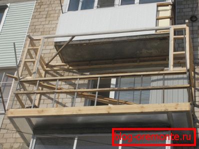 Cadre en bois prolongé balcon