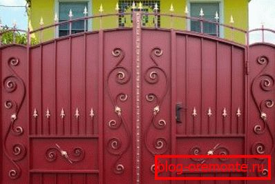 Porte avec portillon intégré conception de guichet