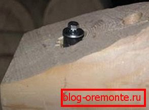 Pour la fixation de la première rangée de bois sur la base métallique, il est préférable d’utiliser des assemblages vissés Pour la fixation de la première rangée de bois sur la base métallique, il est préférable d’utiliser des assemblages vissés
