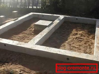 Pour une petite structure en bois, une fondation en bande peu encastrée convient. Pour une petite structure en bois, une fondation en bande peu encastrée convient.