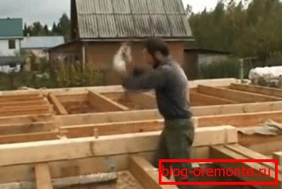 Pour attacher le bois entre eux, les goujons sont enfoncés dedans. Pour attacher le bois entre eux, les goujons sont enfoncés dedans.