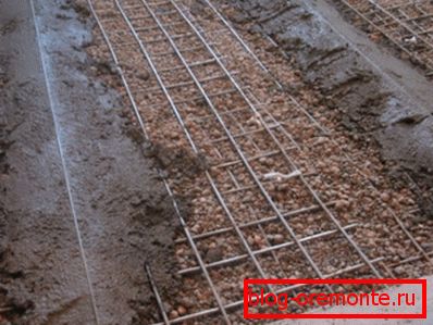 Pour créer des balises, il est préférable d'utiliser du ciment pur ou du gypse de plantation, étant donné que le peskobeton sèche longtemps. Pour créer des balises, il est préférable d'utiliser du ciment pur ou du gypse de plantation, étant donné que le peskobeton sèche longtemps.