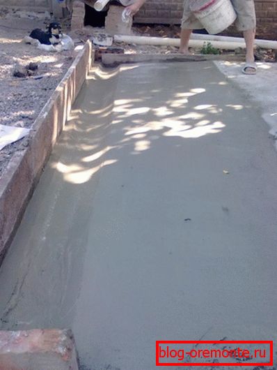 Pour augmenter la résistance à l'eau, le béton peut être repassé avec du ciment sec. Pour augmenter la résistance à l'eau, le béton peut être repassé avec du ciment sec.