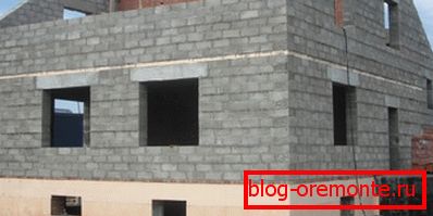 Pour toutes les maisons de blocs, une finition de façade ultérieure est requise. Pour toutes les maisons de blocs, une finition de façade ultérieure est requise.