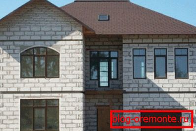 Maisons faites de briques de béton cellulaire plus légères, plus chaudes et moins chères.