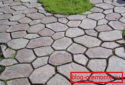 Chemins dans le jardin: de la piste + du béton - une excellente imitation de la pose de pierres naturelles Chemins dans le jardin: de la piste + du béton - une excellente imitation de la pose de pierres naturelles