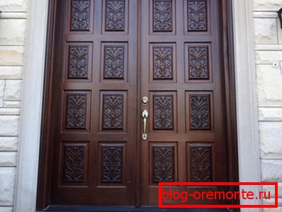 Porte en métal avec garniture décorative Porte en métal avec garniture décorative