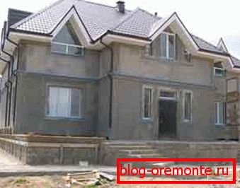 Immeuble résidentiel à deux étages de blocs opilkobetonnyh Immeuble résidentiel à deux étages de blocs opilkobetonnyh