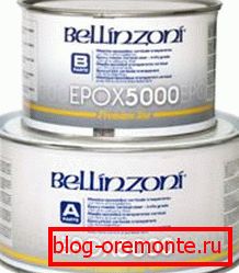 La colle époxy est généralement vendue dans des conteneurs en métal. La colle époxy est généralement vendue dans des conteneurs en métal.