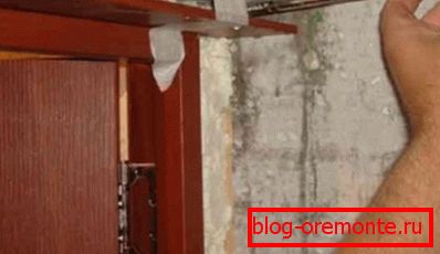 Des éléments de fixation sont nécessaires lors du remplissage de vides avec de la mousse de montage Des éléments de fixation sont nécessaires lors du remplissage de vides avec de la mousse de montage