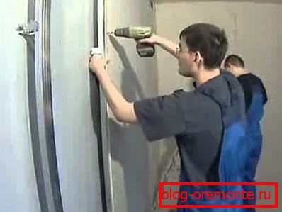 La fixation du cadre en métal sur la plaque de plâtre nécessite des trous dans le mur La fixation du cadre en métal sur la plaque de plâtre nécessite des trous dans le mur